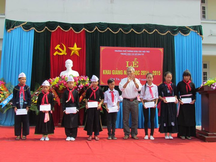 Ông Trịnh Trọng Thủy, người đứng giữa, trao phần thưởng cho các em học sinh trường phổ thông Dân tộc nội trú THCS huyện Đại Từ có nhiều thành tích cao trong học tập. ảnh Hồng Vân Ông Trịnh Trọng Thủy, người đứng giữa, trao phần thưởng cho các em học sinh trường phổ thông Dân tộc nội trú THCS huyện Đại Từ có nhiều thành tích cao trong học tập. ảnh Hồng Vân