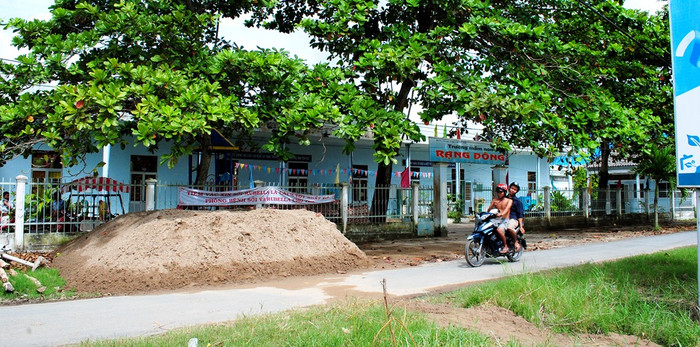 Nhiều giáo viên tại trường này bức xúc cho rằng Phòng GD&ĐT đã cố ý “ngó lơ” những sai phạm của bà Khanh. (Ảnh: Trúc linh) Nhiều giáo viên tại trường này bức xúc cho rằng Phòng GD&ĐT đã cố ý “ngó lơ” những sai phạm của bà Khanh. (Ảnh: Trúc linh)