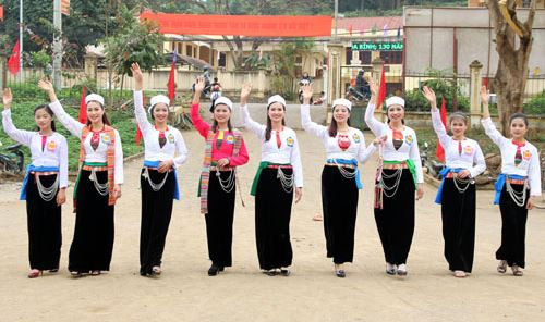 Trong năm 2024-2025, 5000 giáo viên, cán bộ, công chức, viên chức trên địa bàn tỉnh Hòa Bình sẽ được bồi dưỡng tiếng dân tộc Mường. (Ảnh: Báo Hòa Bình) Trong năm 2024-2025, 5000 giáo viên, cán bộ, công chức, viên chức trên địa bàn tỉnh Hòa Bình sẽ được bồi dưỡng tiếng dân tộc Mường. (Ảnh: Báo Hòa Bình)