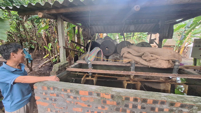 Khu vực chưng cất tinh dầu húng quế của gia đình ông Chung. (Ảnh: Mạnh Đoàn) gdvn_trong-cay-duoc-lieu-hung-que-o-hong-thai-phu-xuyen-ha-noi (3).jpg