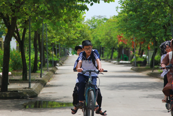 Con đường mang tên "Hoa ban" với hàng cây hoa ban xanh ngát. (Ảnh: NP) gdvn_diem-du-lich-xa-hong-van.JPG
