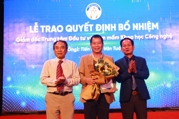 Trao Quyết định bổ nhiệm Giám đốc trung tâm Đầu tư và ươm mầm Khoa học Công nghệ của Viện vien-cong-nghe-va-chuyen-doi-so-idt (3).JPG