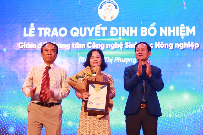 Lễ trao Quyết định bổ nhiệm Giám đốc Trung tâm Công nghệ Sinh học Nông nghiệp của Viện vien-cong-nghe-va-chuyen-doi-so-idt (4).JPG