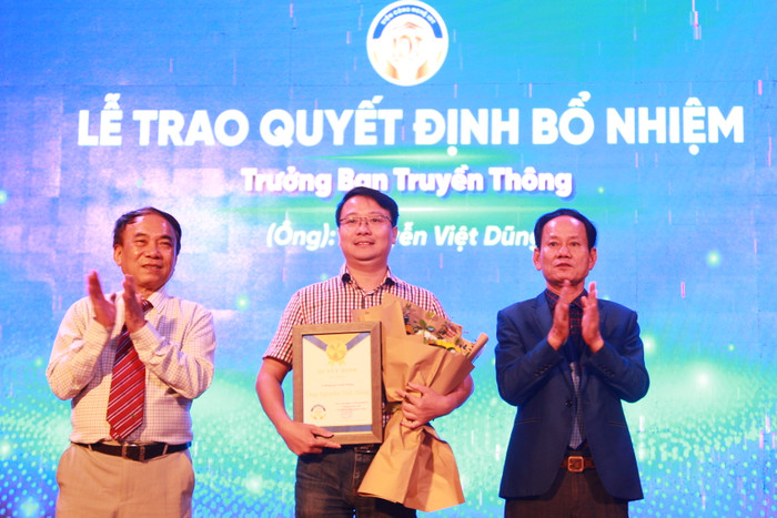 Trao Quyết định bổ nhiệm Trưởng ban Truyền thông IDT cho ông Nguyễn Việt Dũng. vien-cong-nghe-va-chuyen-doi-so-idt (5).JPG