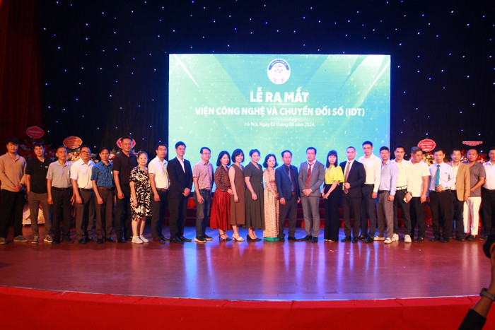 Các đại biểu chụp ảnh lưu niệm kết thúc buổi Lễ ra mắt Viện công nghệ và chuyển đổi số (IDT). vien-cong-nghe-va-chuyen-doi-so-idt (7).JPG