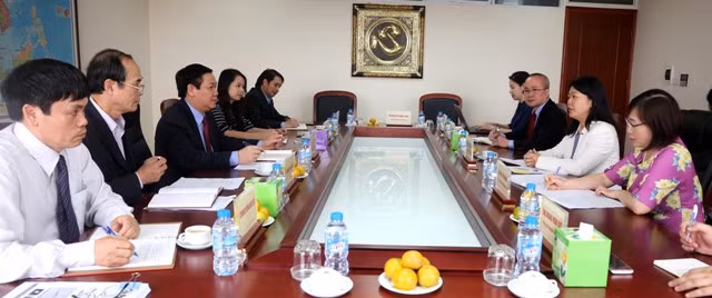 Trưởng Ban Kinh tế Trung ương Vương Đình Huệ làm việc với quyền Trưởng Văn phòng Quỹ dân số Liên hợp quốc tại Việt Nam.