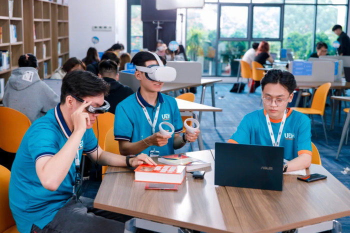 Sinh viên Đại học Kinh tế Thành phố Hồ Chí Minh trải nghiệm công nghệ thực tế ảo. Ảnh: Website nhà trường 3e73ccd769eec4b09dff.jpg