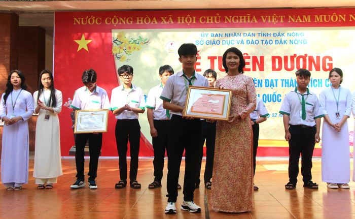 Bà Tôn Thị Ngọc Hạnh – Phó Chủ tịch Ủy ban Nhân dân tỉnh Đắk Nông trao bằng khen cho các học sinh đạt thành tích trong Kỳ thi chọn học sinh giỏi quốc gia năm học 2023 - 2024. Ảnh: Nguyễn Hiền - Báo Đắk Nông Bà Tôn Thị Ngọc Hạnh – Phó Chủ tịch Ủy ban Nhân dân tỉnh Đắk Nông trao bằng khen cho các học sinh đạt thành tích trong Kỳ thi chọn học sinh giỏi quốc gia năm học 2023 - 2024. Ảnh: Nguyễn Hiền - Báo Đắk Nông