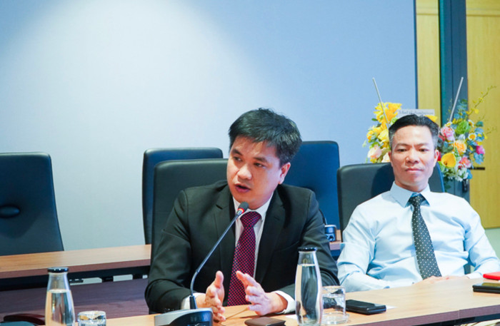 Phó giáo sư, Tiến sĩ Bùi Quang Hùng (bên trái), Phó Giám đốc Đại học Kinh tế Thành phố Hồ Chí Minh. Ảnh: Website nhà trường 27e54840ed7940271968.jpg