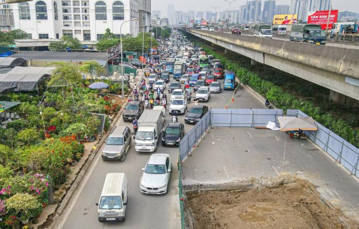 Các phương tiện ùn tắc trên đường Nguyễn Xiển hướng đi Linh Đàm, do rào chắn thi công dự án hệ thống xử lý nước thải Yên Xá. (Ảnh: LT) Các phương tiện ùn tắc trên đường Nguyễn Xiển hướng đi Linh Đàm, do rào chắn thi công dự án hệ thống xử lý nước thải Yên Xá. (Ảnh: LT)