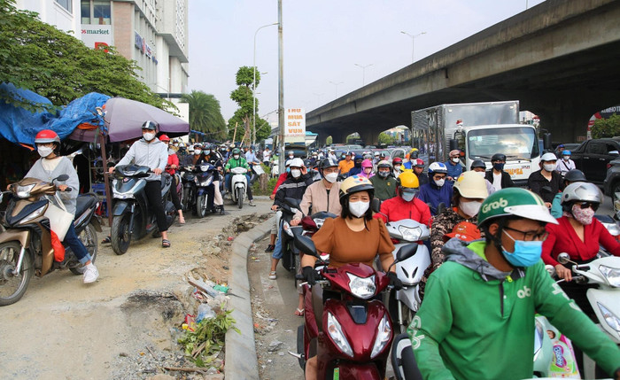 Nhiều phương tiện xe máy phải chen chúc đi lên vỉa hè. (Ảnh: VNN) Nhiều phương tiện xe máy phải chen chúc đi lên vỉa hè. (Ảnh: VNN)