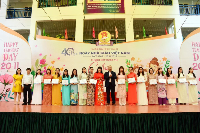 Ông Đào Ngọc Thanh, Chủ tịch Hội đồng quản trị Tổng công ty VINACONEX trao thưởng cho các cô giáo đạt giải trong Hội thi giáo viên dạy giỏi trường Tiểu học (Ảnh: Nhà trường) Ông Đào Ngọc Thanh, Chủ tịch Hội đồng quản trị Tổng công ty VINACONEX trao thưởng cho các cô giáo đạt giải trong Hội thi giáo viên dạy giỏi trường Tiểu học (Ảnh: Nhà trường)