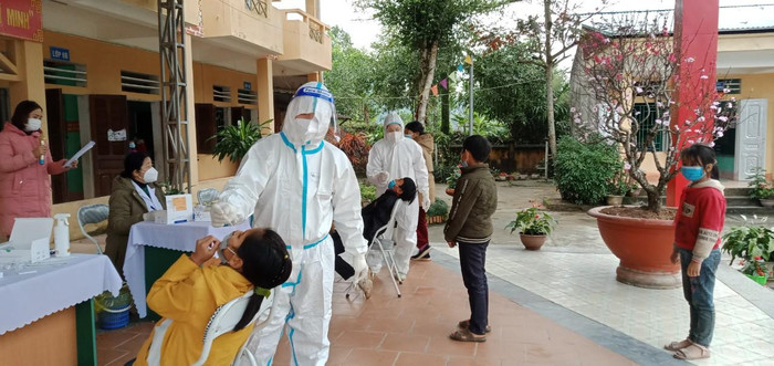 Nhà trường phối hợp với trạm y tế để kiểm tra, test Covid-19 cho học sinh giai đoạn dịch bùng phát vào tháng 2/2022. (Ảnh: NVCC) Nhà trường phối hợp với trạm y tế để kiểm tra, test Covid-19 cho học sinh giai đoạn dịch bùng phát vào tháng 2/2022. (Ảnh: NVCC)