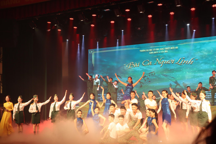 Tiết mục ca múa nhạc sôi động. (Ảnh: MĐ) Tiết mục ca múa nhạc sôi động. (Ảnh: MĐ)