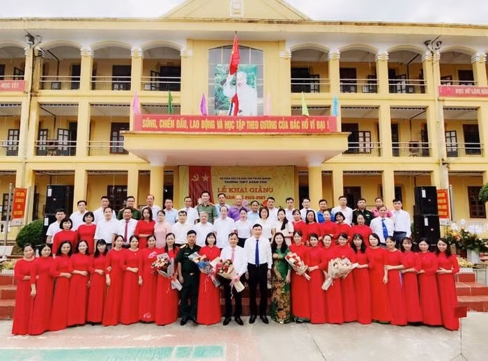 Những năm gần đây, tập thể đội ngũ cán bộ giáo viên trong Trường Trung học phổ thông Xuân Vân vận động, tuyên truyền được gần đạt 100% số lượng học sinh tham gia bảo hiểm y tế (Ảnh: NVCC) Những năm gần đây, tập thể đội ngũ cán bộ giáo viên trong Trường Trung học phổ thông Xuân Vân vận động, tuyên truyền được gần đạt 100% số lượng học sinh tham gia bảo hiểm y tế (Ảnh: NVCC)