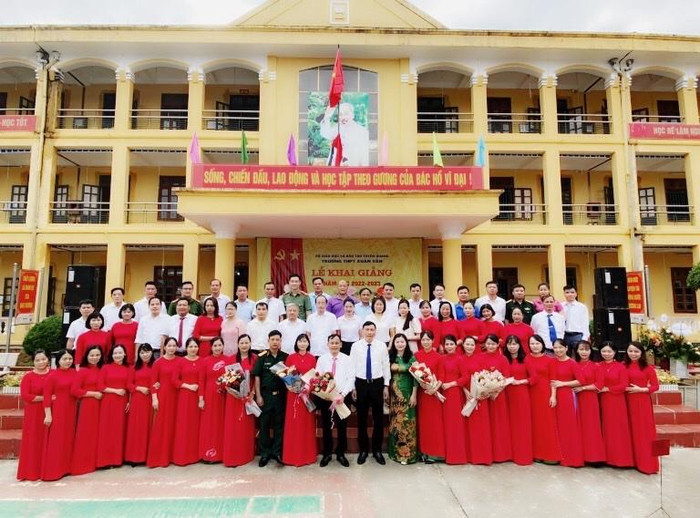 Những năm gần đây, tập thể đội ngũ cán bộ giáo viên trong Trường Trung học phổ thông Xuân Vân vận động, tuyên truyền được gần đạt 100% số lượng học sinh tham gia bảo hiểm y tế (Ảnh: NVCC) Những năm gần đây, tập thể đội ngũ cán bộ giáo viên trong Trường Trung học phổ thông Xuân Vân vận động, tuyên truyền được gần đạt 100% số lượng học sinh tham gia bảo hiểm y tế (Ảnh: NVCC)