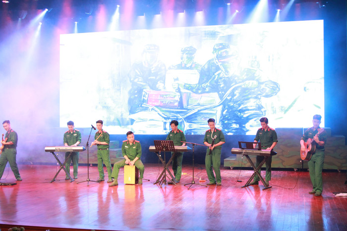 Tiết mục biểu diễn các loại nhạc cụ của các học viên Lào thuộc khoa Quản lý văn hóa. (Ảnh: MĐ) Tiết mục biểu diễn các loại nhạc cụ của các học viên Lào thuộc khoa Quản lý văn hóa. (Ảnh: MĐ)