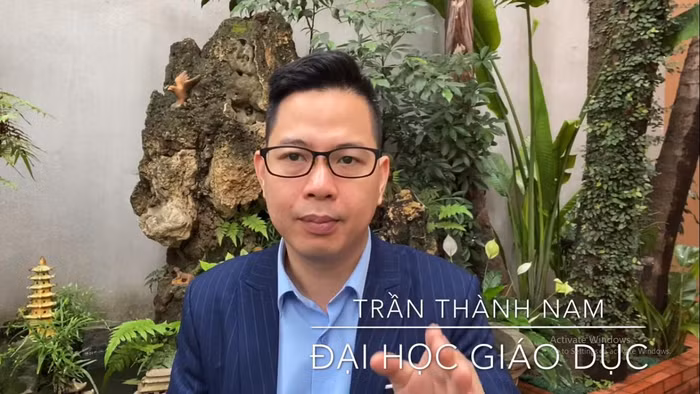 Phó Giáo sư Trần Thành Nam tự làm clip chia sẻ các phương pháp giúp các em học sinh thư giãn, bớt căng thẳng, lo âu (Ảnh: chụp màn hình) Phó Giáo sư Trần Thành Nam tự làm clip chia sẻ các phương pháp giúp các em học sinh thư giãn, bớt căng thẳng, lo âu (Ảnh: chụp màn hình)