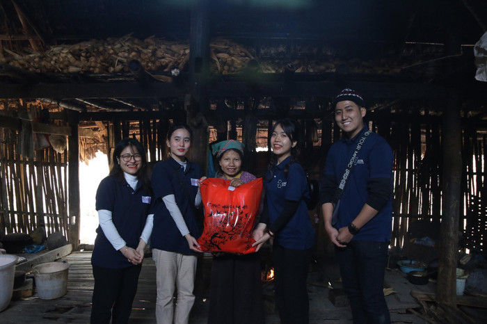 Hành trình đến với những bản làng nghèo xa xôi mang theo món quà tết ấm áp, ý nghĩa trao tặng cho đồng bào dân tộc (Ảnh: Junko Đà Nẵng)