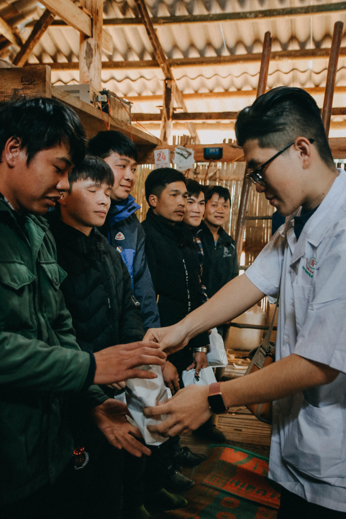 Hoạt động tư vấn nam học và tặng thuốc cho người dân (Ảnh: Junko Đà Nẵng)