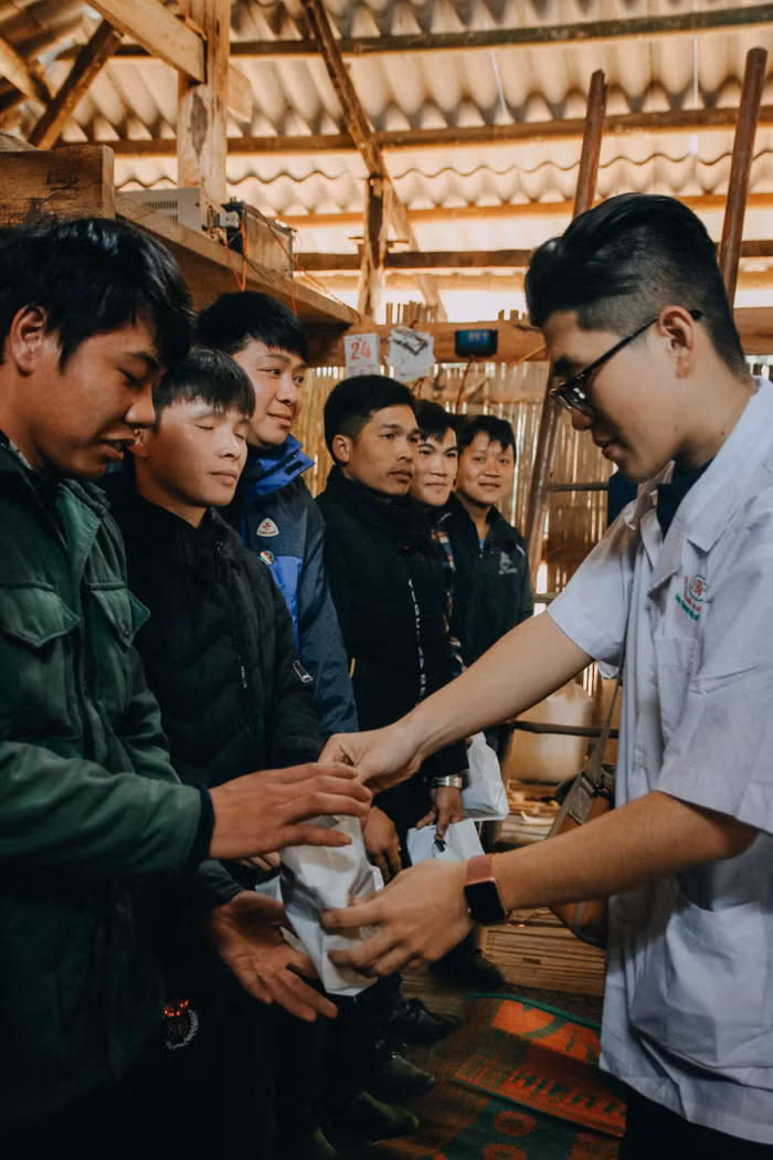Hoạt động tư vấn nam học và tặng thuốc cho người dân (Ảnh: Junko Đà Nẵng)