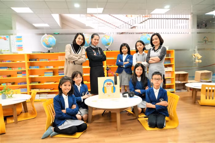 Câu lạc bộ Phát thanh Edison Kids Radio thực hiện dự án "Thanh âm tình bạn" chia sẻ cùng các học sinh tiểu học Xuân Phương trong thời gian cách ly (Ảnh: Fanpage trường Edison) Câu lạc bộ Phát thanh Edison Kids Radio thực hiện dự án "Thanh âm tình bạn" chia sẻ cùng các học sinh tiểu học Xuân Phương trong thời gian cách ly (Ảnh: Fanpage trường Edison)