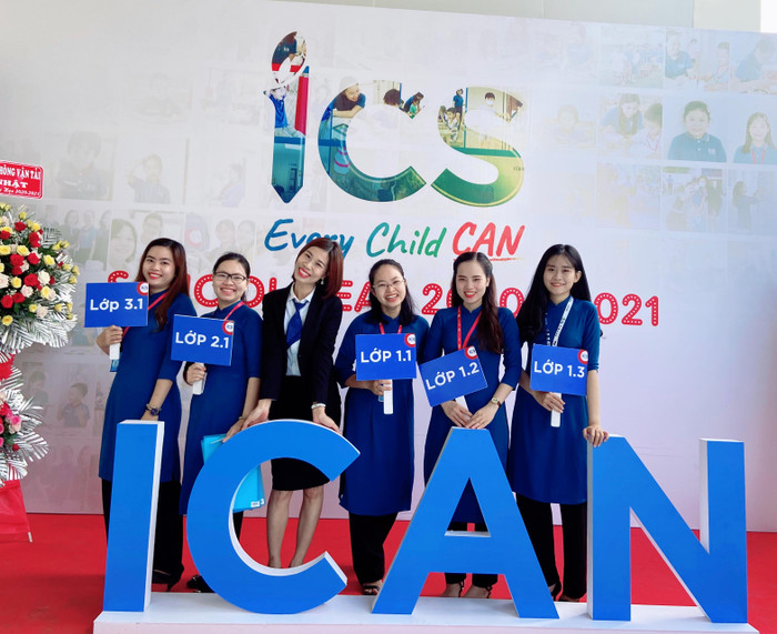 Thạc sĩ Tạ Thị Thu (thứ 3 từ trái sáng) cho rằng các trường học nên có kế hoạch, định hướng rõ ràng đối với dạy học trực tuyến (Ảnh: Cô Thu cung cấp)