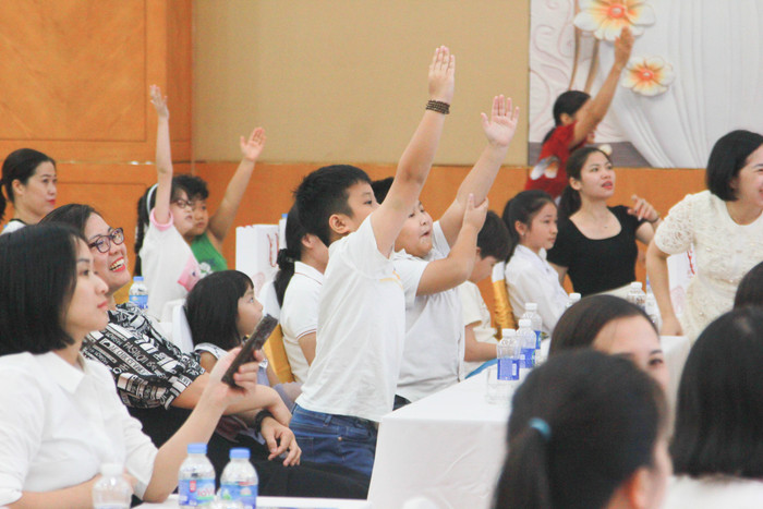 Tại sự kiện cũng đã diễn ra các phần chơi "túi ba gang" cho các học sinh, phụ huynh và giáo viên.