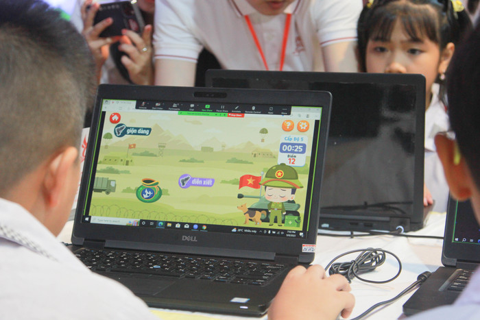 Các học sinh tham dự sự kiện trải nghiệm giao diện phần game "túi ba gang" của Trạng Nguyên Tiếng Việt giao diện 4.0. (Ảnh: Mạnh Đoàn)