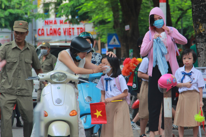 Chị Trương Thị Hương chỉnh trang lại diện mạo cho con. (Ảnh: NP) Chị Trương Thị Hương chỉnh trang lại diện mạo cho con. (Ảnh: NP)