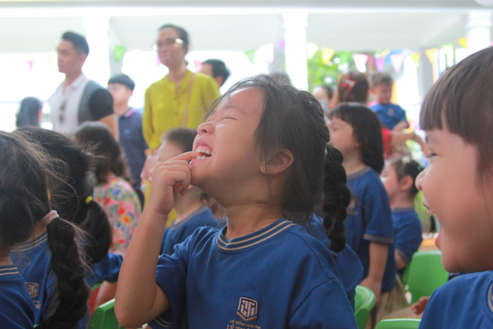 Sự thích thú của các bé khi xem tiết mục của các nghệ sĩ. Sự thích thú của các bé khi xem tiết mục của các nghệ sĩ.