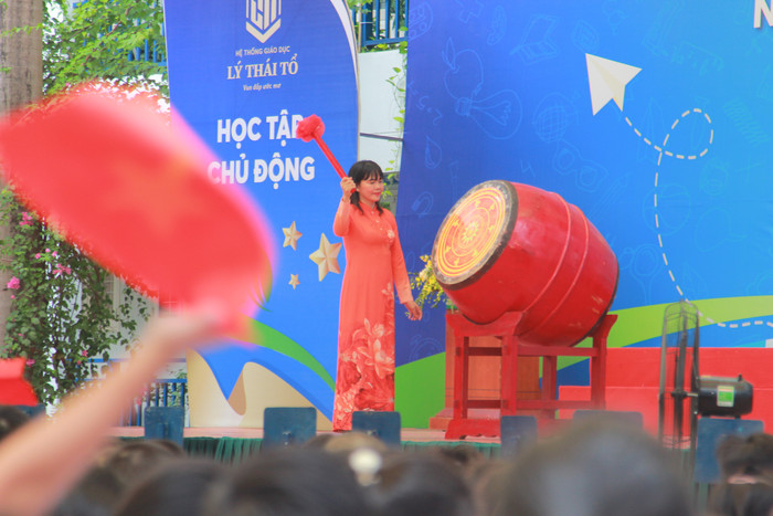 Sau bài phát biểu, cô Huỳnh Thị Hương - Hiệu trưởng nhà trường đánh hồi trống khai giảng năm học mới. (Ảnh: NP) Sau bài phát biểu, cô Huỳnh Thị Hương - Hiệu trưởng nhà trường đánh hồi trống khai giảng năm học mới. (Ảnh: NP)