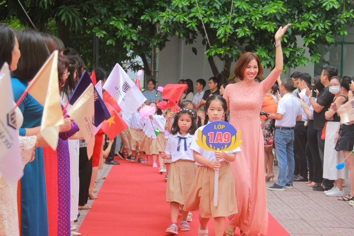 Các học sinh lớp 1 diễu hành vào khu vực sân trường. Các học sinh lớp 1 diễu hành vào khu vực sân trường.
