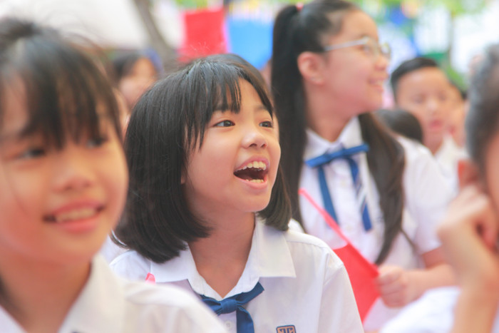 Tiếng cười của nữ sinh khi theo dõi tiết mục văn nghệ. Tiếng cười của nữ sinh khi theo dõi tiết mục văn nghệ.