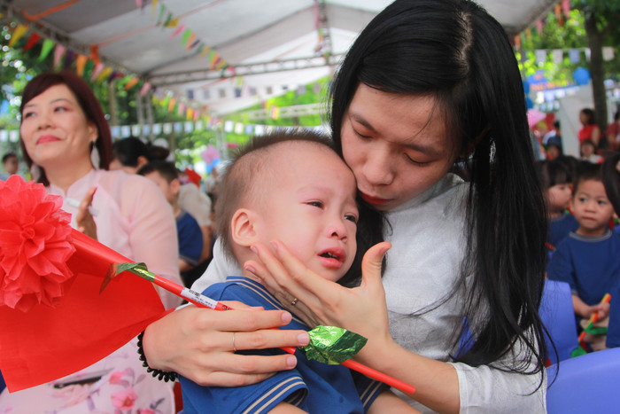 Cô giáo Minh Ngọc dỗ bé khóc khi thấy bà nội đến buổi khai giảng. Cô giáo Minh Ngọc dỗ bé khóc khi thấy bà nội đến buổi khai giảng.