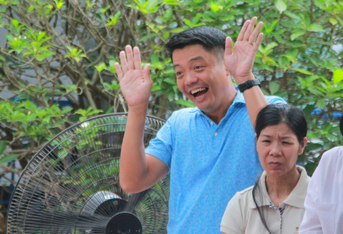 Một phụ huynh tươi cười với con. Một phụ huynh tươi cười với con.