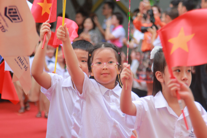 Khuôn mặt hân hoan của một nữ sinh lớp 1. Khuôn mặt hân hoan của một nữ sinh lớp 1.