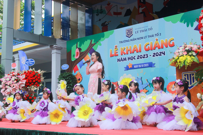 Các cô trò trường Mầm non Lý Thái Tổ biểu diễn tiết mục văn nghệ. Các cô trò trường Mầm non Lý Thái Tổ biểu diễn tiết mục văn nghệ.