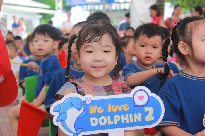 Bé Thảo Nhi (4 tuổi) lớp Dophin2 hân hoan trong buổi khai giảng. Bé Thảo Nhi (4 tuổi) lớp Dophin2 hân hoan trong buổi khai giảng.