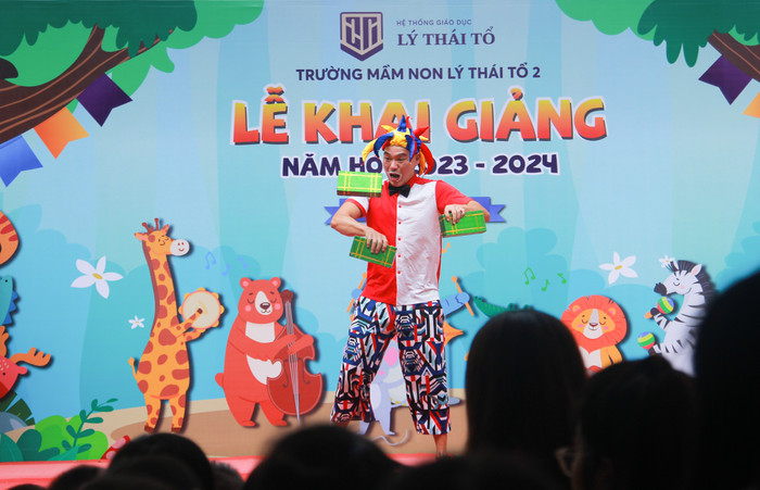 Tiết mục biểu diễn của "chú hề" mang lại những tiếng cười khoái chí cho các bé. Tiết mục biểu diễn của "chú hề" mang lại những tiếng cười khoái chí cho các bé.