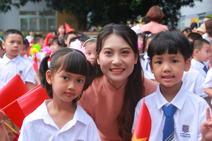 Cô giáo Minh Hoà (chủ nhiệm lớp 1A3) chụp ảnh lưu niệm cùng học trò. (Ảnh: NP) Cô giáo Minh Hoà (chủ nhiệm lớp 1A3) chụp ảnh lưu niệm cùng học trò. (Ảnh: NP)