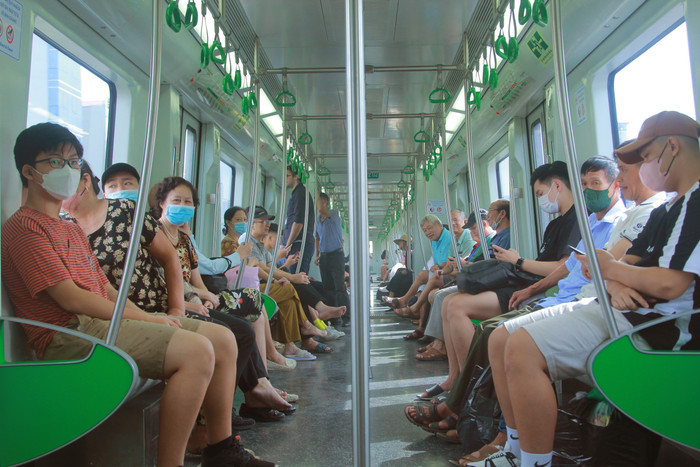 Các khoang tàu hầu hết đều kín người ngồi. (Ảnh: Mạnh Đoàn)