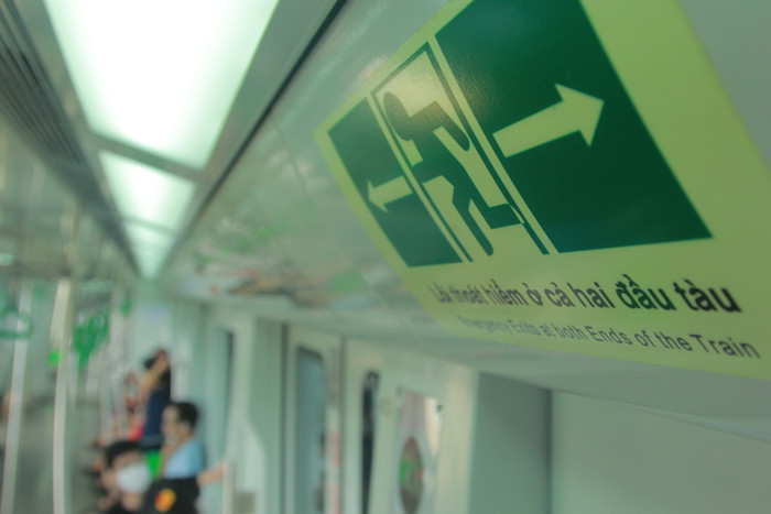Biển báo lối thoát hiểm ở cả hai đầu tàu. (Ảnh: Mạnh Đoàn)