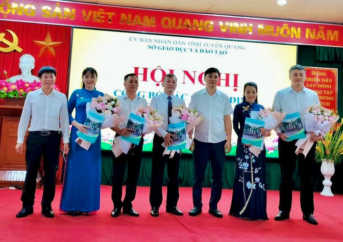 Lãnh đạo Sở Giáo dục và Đào tạo Tuyên Quang trao tặng hoa cho 5 tân Hiệu trưởng, Phó Hiệu trưởng được bổ nhiệm. (Ảnh: Sở Giáo dục và Đào tạo Tuyên Quang) Lãnh đạo Sở Giáo dục và Đào tạo Tuyên Quang trao tặng hoa cho 5 tân Hiệu trưởng, Phó Hiệu trưởng được bổ nhiệm. (Ảnh: Sở Giáo dục và Đào tạo Tuyên Quang)