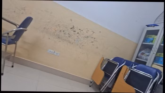 Bên trong căn phòng tại tầng hai theo lối rẽ trái lên cầu thang, phòng học này không có cửa sổ.