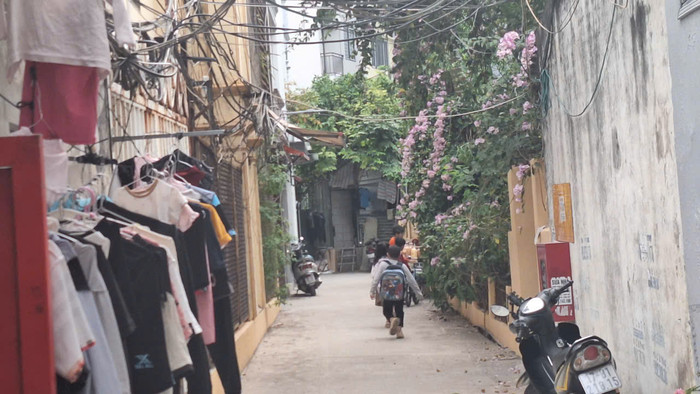 Các học sinh lớp 3 đi vào học thêm tại căn nhà ở trong ngõ 113 Yên Hòa. (Ảnh: Mạnh Đoàn) gdvn_day-them-hoc-them-dia-ban-phuong-yen-hoa-quan-cau-giay (3).jpg