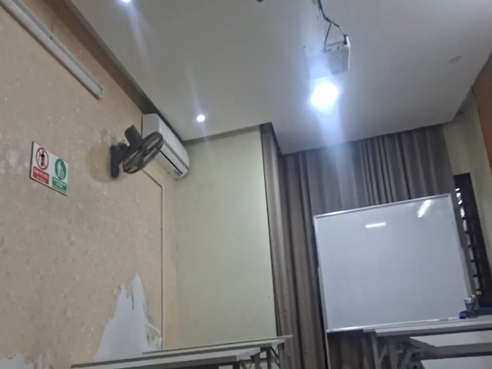 Khu vực bên trong phòng học. (Ảnh: Mạnh Đoàn) Sequence 02.00_02_08_19.Still001.jpg