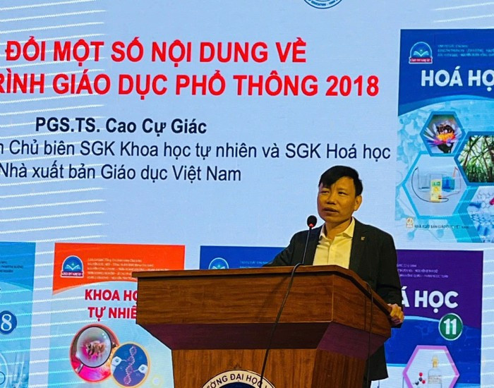 Phó Giáo sư, Tiến sĩ, Nhà giáo ưu tú Cao Cự Giác - Phó Trưởng khoa, Khoa Hóa học, Trường Đại học Vinh, Tổng Chủ biên kiêm Chủ biên sách giáo khoa Khoa học tự nhiên (lớp 6,7,8,9) và sách giáo khoa Hoá học (lớp 10,11,12) thuộc bộ sách Chân trời sáng tạo của Nhà xuất bản Giáo dục Việt Nam. Ảnh: NVCC. cao cự giác.jpg