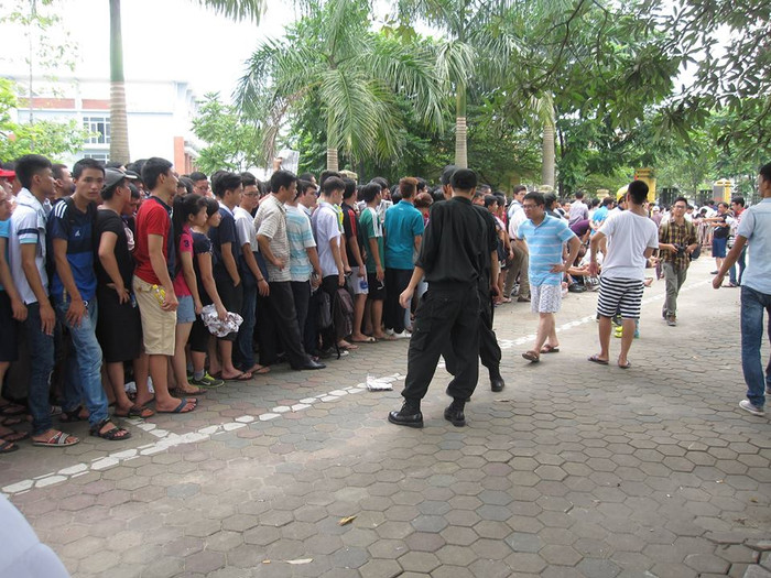 Không khí mua vé của người dân cũng không kém phần sôi động như đang xem diễn biến của 1 trận thi đấu bóng đá, mỗi lần được phép dồn hàng lại có những tiếng reo hò như cầu thủ của đội nhà ghi bàn. Không khí mua vé của người dân cũng không kém phần sôi động như đang xem diễn biến của 1 trận thi đấu bóng đá, mỗi lần được phép dồn hàng lại có những tiếng reo hò như cầu thủ của đội nhà ghi bàn.