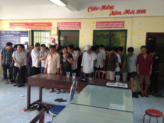 Hàng chục con bạc bị công an tạm giữ Hàng chục con bạc bị công an tạm giữ